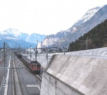 Un treno merci lungo 1500 metri nella galleria di base del San Gottardo
