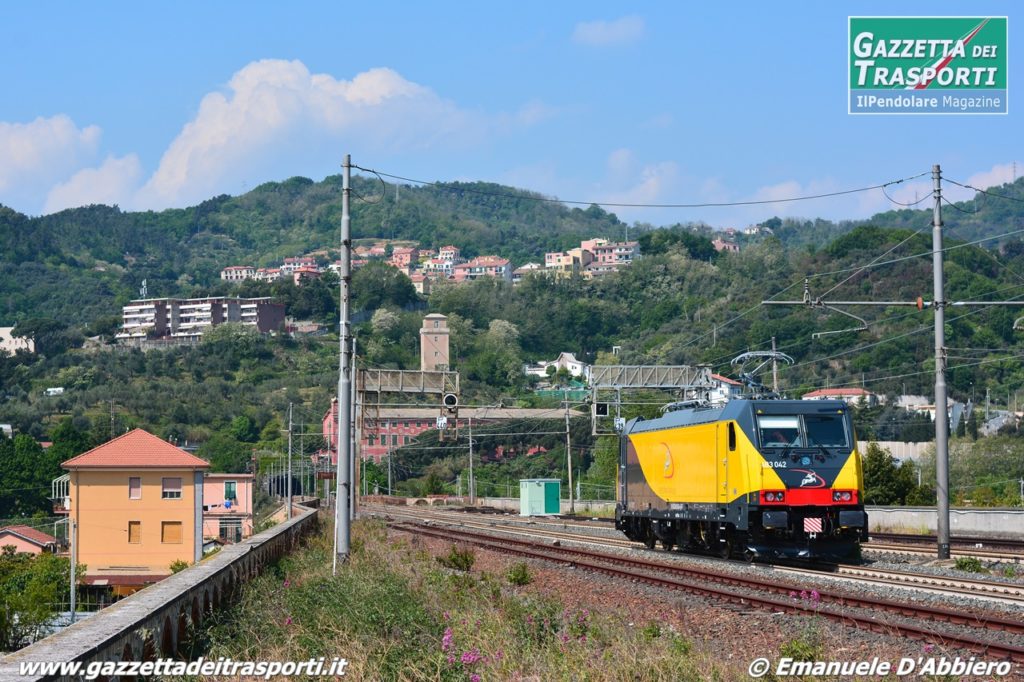 E483.042 di Ferrotramviaria in corsa prova ad Albisola - Foto Emanuele D'Abbiero