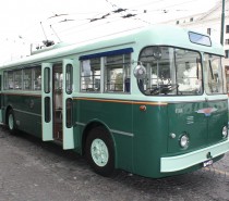 Il filobus storico di Napoli in servizio lungo le vie del centro