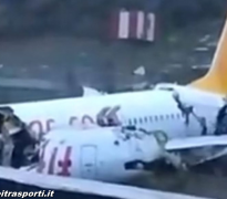 Istanbul, Boeing 737-800 esce di pista e si schianta: 3 morti e 157 feriti