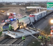 Treno merci di BLS Cargo urta un ponte a sud di Auggen: un morto e diversi feriti