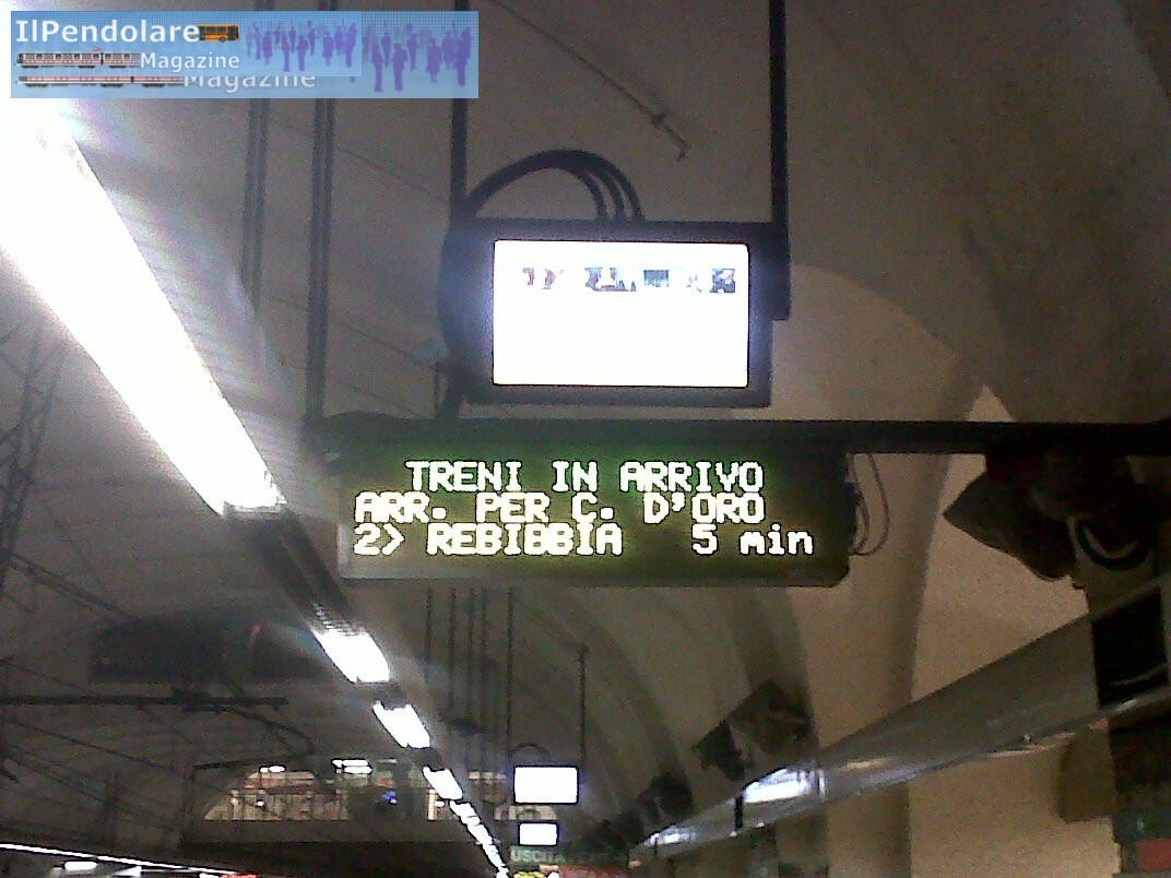 I display di stazione con le indicazioni delle due destinazioni