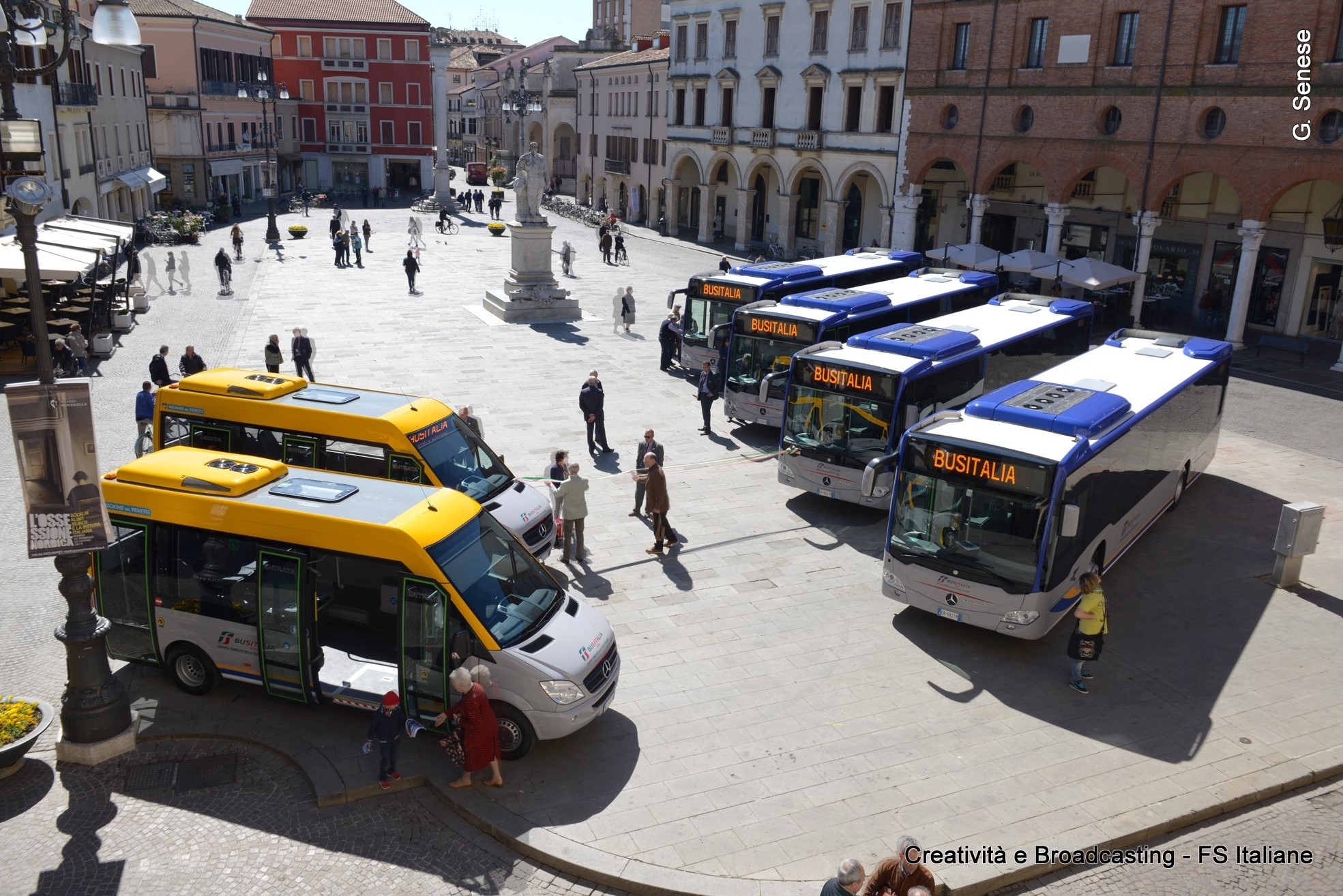 I nuovi mezzi di Busitalia in piazza a Rovigo - Foto Gruppo FSI