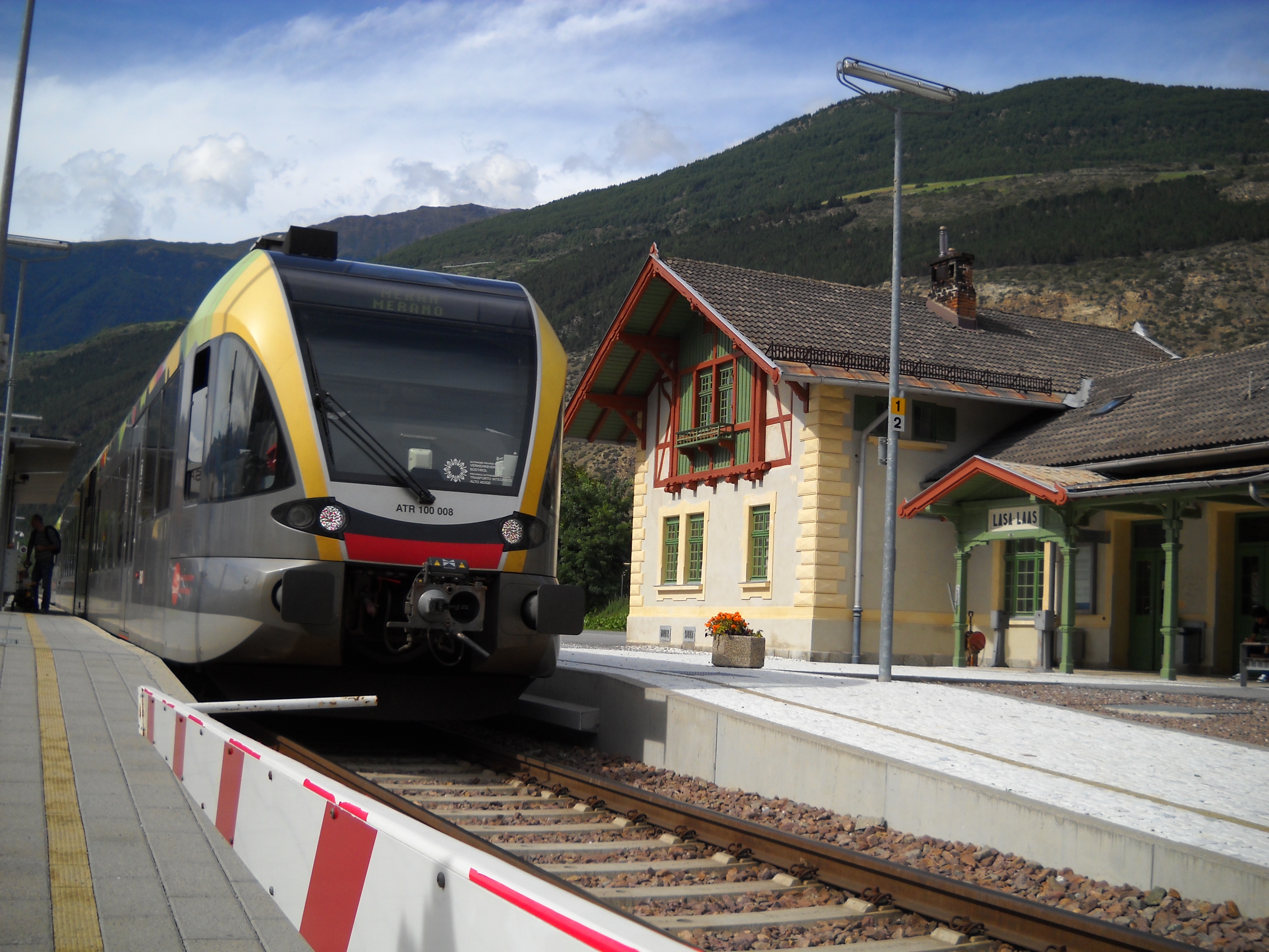 Un Gtw 2/6 Atr100 della Sad in sosta a Lasa lungo la ferrovia della Val Venosta - Foto Giovanni Giglio