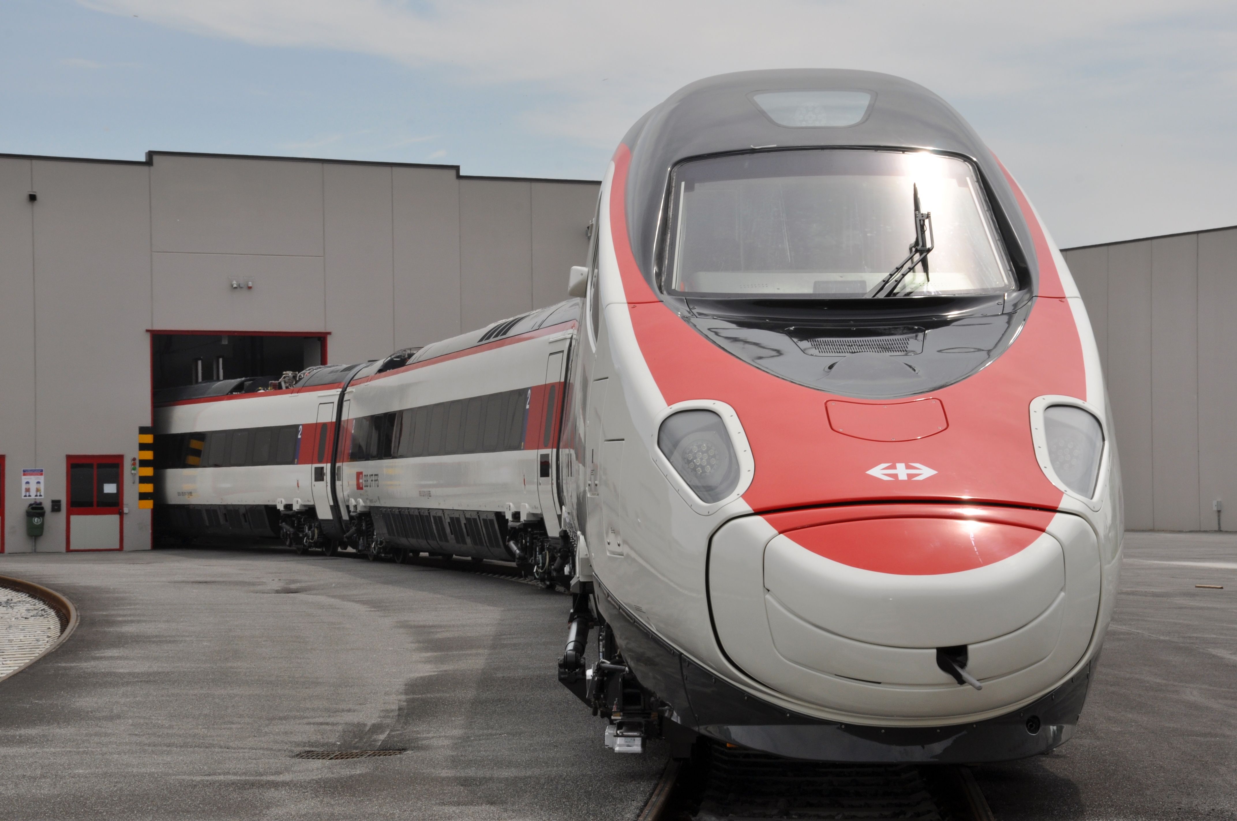 Il nuovo Pendolino Etr610 FFS/SBB presso lo stabilimento Alstom di Savigliano - Foto Alstom