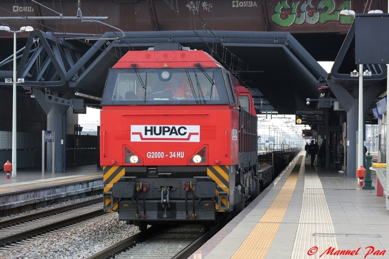 Un convoglio merci Hupac trainato da un G2000 in transito a Rho Fiera Milano - Foto Manuel Paa