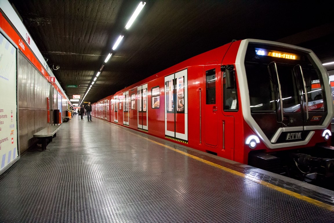 Il moderno treno Leonardo nella livrea Rossa della M1 di Milano - Foto Atm