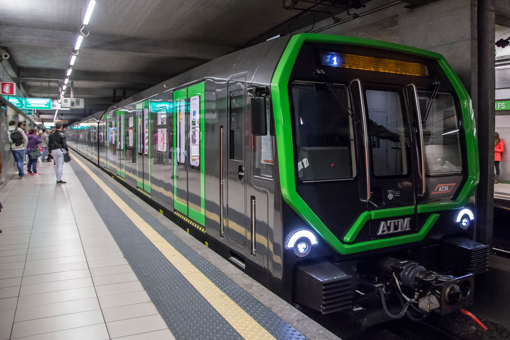Il convoglio Leonardo nero con profili verdi per la linea M2 di Milano - Foto ATM