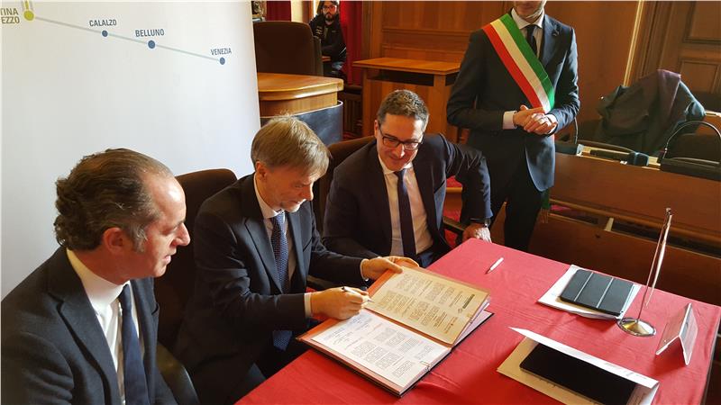 La firma dell'accordo per la Ferrovia delle Dolomiti - Foto Provincia Bolzano