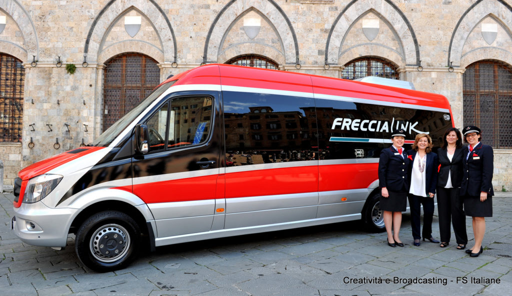 L'AD di Trenitalia Morgante con il bus dedicato ai servizi FrecciaLink - Foto Gruppo FS Italiane