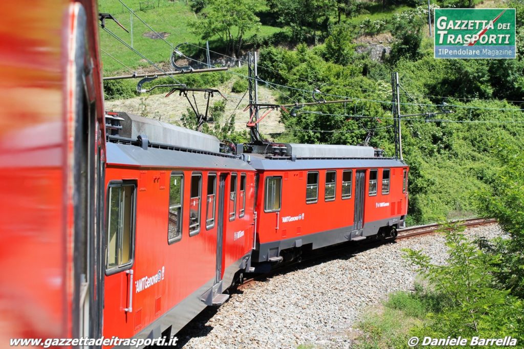 Le elettromotrici A8 e A9 della ferrovia Genova-Casella nella nuova livrea integrale rossa - Foto Daniele Barrella