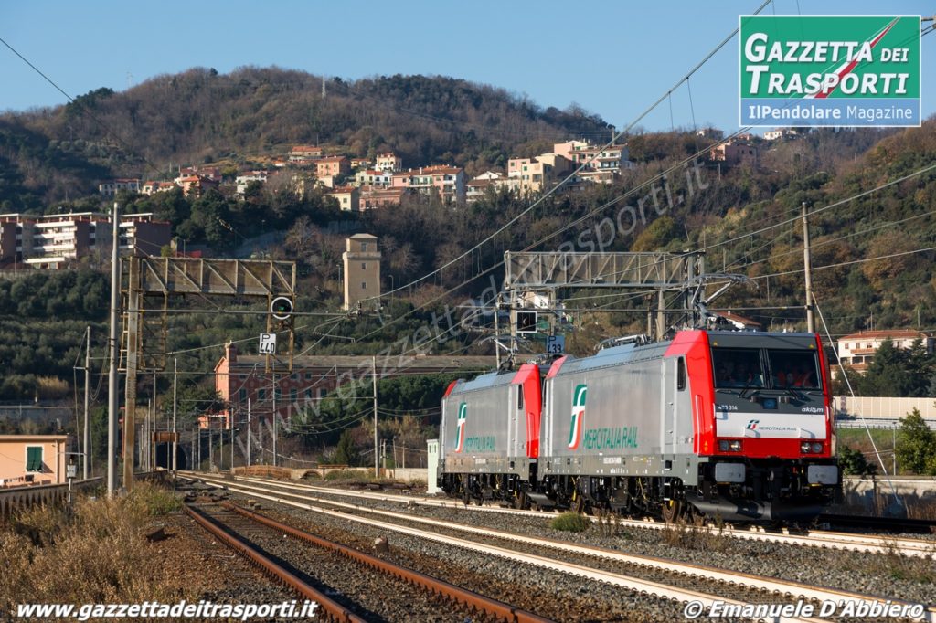 E483.314 e .315 I-Akiem per Mercitalia Rail in transito ad Albisola - Foto Emanuele D'Abbiero